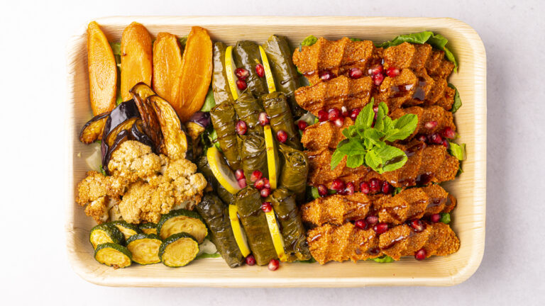 Snack Platte • Warak Inab – Syrische Weinblätter (vegan) • Syrische ...